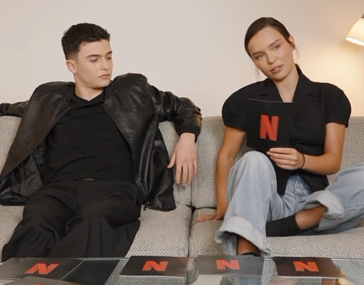 Malik Frikah et Mallory Wanecque réunis sur un canapé pour Netflix