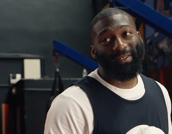 Cédric Doumbé dans une salle de boxe pour la campagne Netflix
