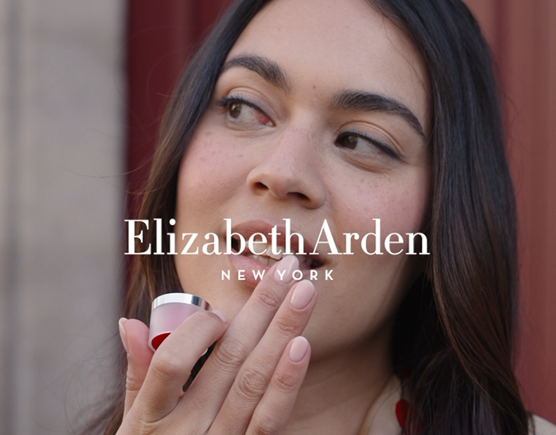 Une comédienne applique le soin Eight Hour Cream d’Elizabeth Arden