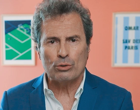 Omar Da Fonseca dans le décor de la campagne Parions Sport
