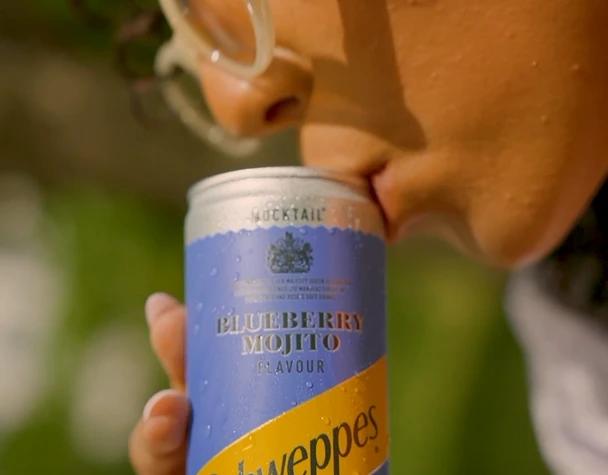 Gros plan sur une canette de Schweppes pendant un pique-nique