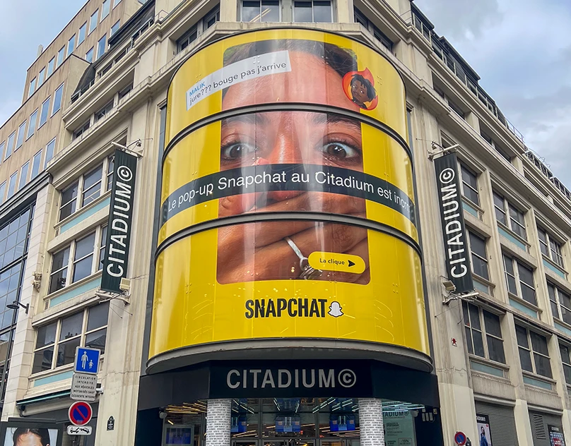 La campagne Snapchat sur la façade du Citadium à Paris