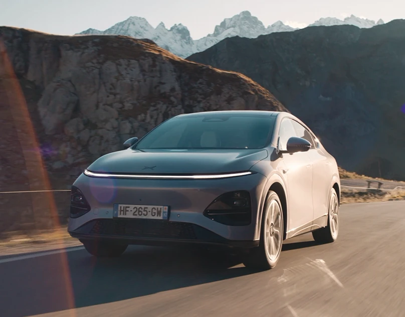 Un XPENG G6 sur une route de montagne dans les Alpes