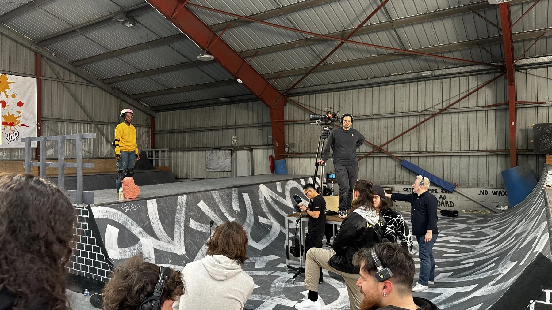 L’équipe et les figurants sur le tournage YOP au skatepark de Chelles